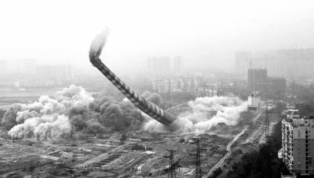 210米高嘉陵电厂烟囱10日成功爆破 作别东郊