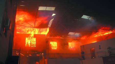 成都八益家具城沙发厂大火 所幸无人员伤亡