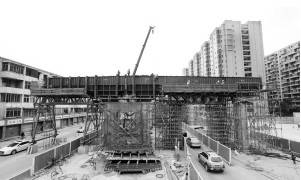 西二环红牌楼段 浇筑首根 机枪 式墩柱