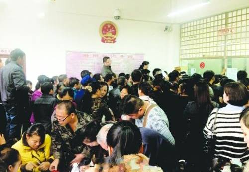 村民为多分农房扎堆离婚 9旬翁坐轮椅排队