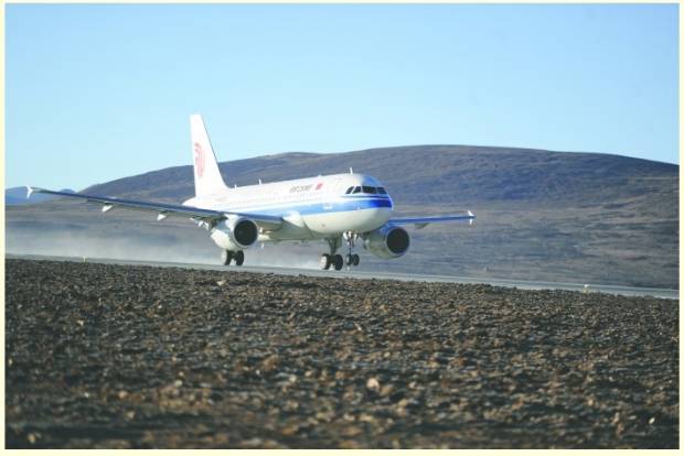 海拔4411米 全球最高 亚丁机场成功试飞