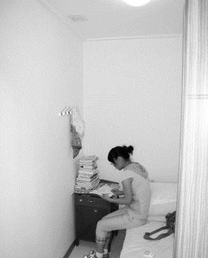 天津惊现3平方米袖珍房 改装后睡马桶上