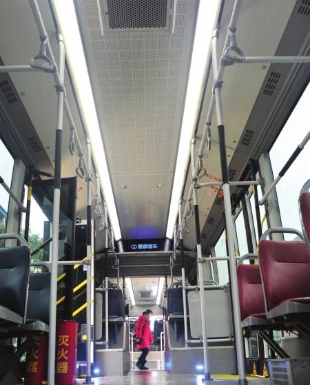 首辆快速公交下线 双开门自动刹车