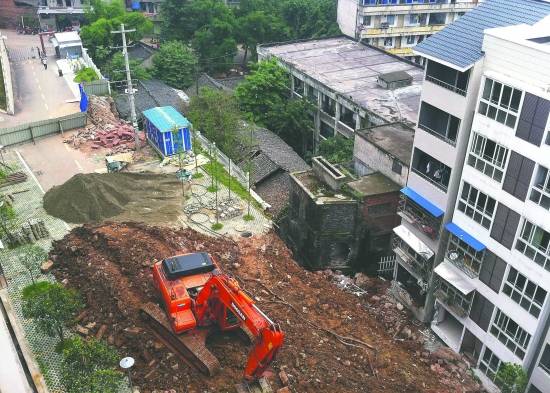 脆弱堡坎 上周砸坏民房前天砸坏新房