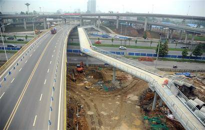 真长 十陵立交过街天桥建成