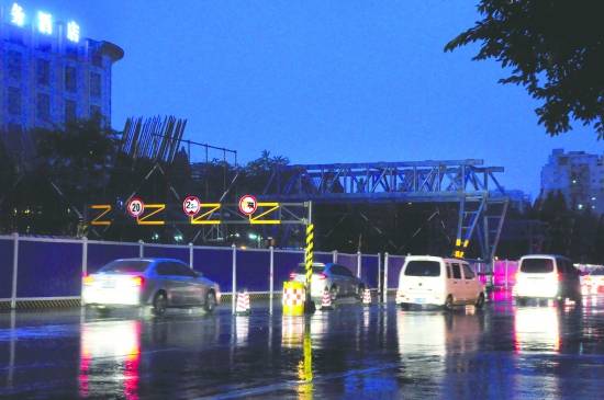 龙门架昨日搬上二环路