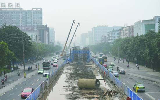 二环路红牌楼至永丰立交段墩柱浇注 今日盖梁