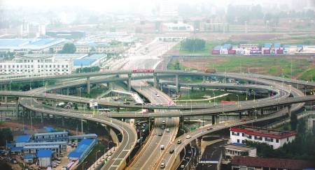 十陵立交全线通车 左转跑桥上右转走桥下