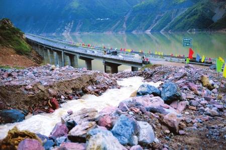 雅西高速汉源至石棉段 白天通行晚间限行