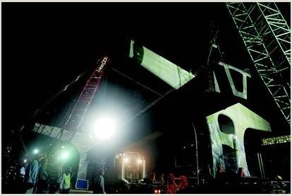 超级大吊车 担纲 东二环箱梁开始吊装