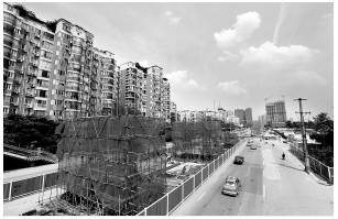 南二环准备安装梁板 车道拓宽保通行