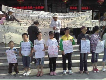 开发商拖欠2000多万 农民工子女替父母讨薪