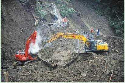 二郎山山体垮塌 国道318线断道 组图 