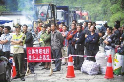 二郎山山体垮塌 国道318线断道 组图 