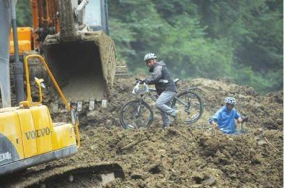 二郎山山体垮塌 国道318线断道 组图 