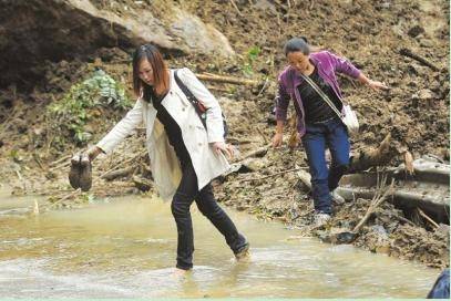 二郎山山体垮塌 国道318线断道 组图 