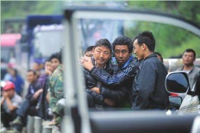 二郎山山体垮塌 国道318线断道 组图 