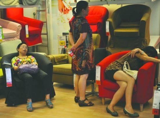 网曝顾客家具商场 蹭睡 照 引网友转发吐槽