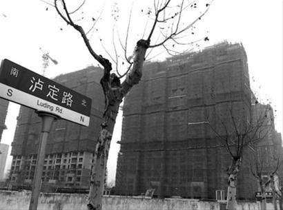 上海一楼盘鼓动市民寒夜排队买房 人为制造抢购假象,资讯网址:www.028f.com/nei/news18_89106.html 上海一楼盘鼓动市民寒夜排队买房 人为制造抢购假象