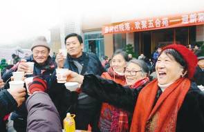 别旧家迎新年 通锦桥片区搬迁住户打平伙自办坝坝宴