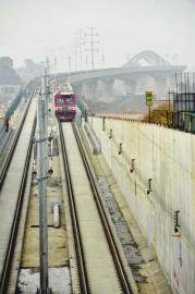 地铁2号线东延线轨道铺通明年底正式通车,资讯网址:www.028f.com/nei/news7_100064.html 地铁2号线东延线轨道铺通明年底正式通车