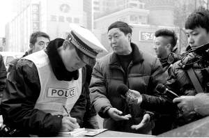 人行道上不停车让人 全市首罚 扣3分罚50元