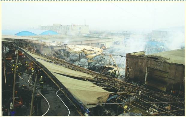 鞭炮引燃沙发 家具仓库差点全没了