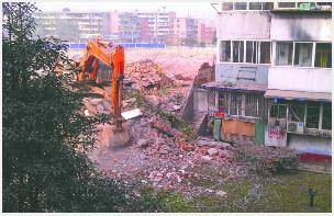 拆楼倒错方向 砸向隔壁小区