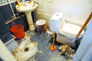 住房低价租给了好友 好端端的房毁得一塌糊涂