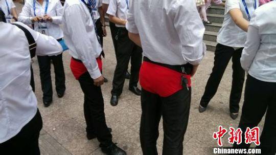 四川泸州房产中介红内裤外穿跑步 称自我激励