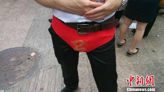 四川泸州房产中介红内裤外穿跑步 称自我激励