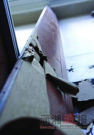 2700元买来3扇 纸门 要求更换遭装修公司拒绝,资讯网址:www.028f.com/nei/news5_96077.html 2700元买来3扇 纸门 要求更换遭装修公司拒绝