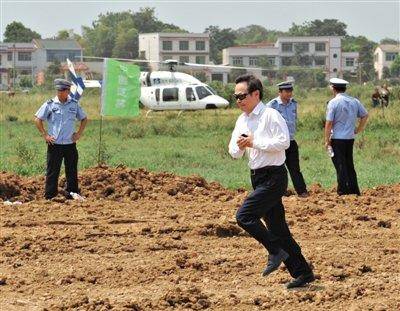 远大世界第一高楼被质疑炒作 高管见摄像机就跑,资讯网址:www.028f.com/nei/news18_96060.html 远大世界第一高楼被质疑炒作 高管见摄像机就跑