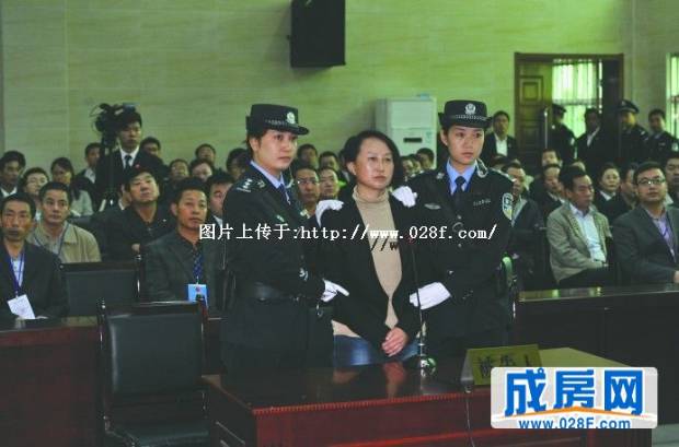  房姐 首度公开现身否认指控