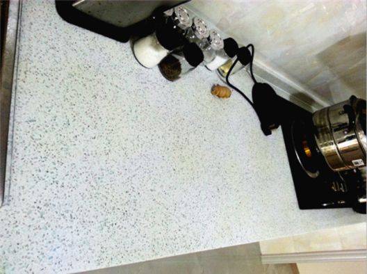 橱柜台面刚买几天就泛黄 商家称是窗帘问题