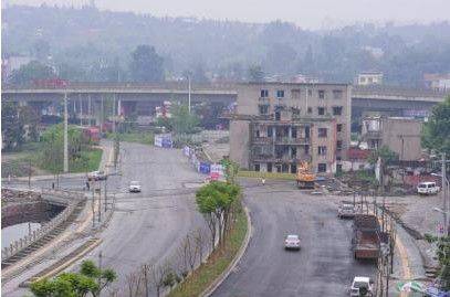 成都最牛 钉子户  5 层小楼 腰斩 半幅公路