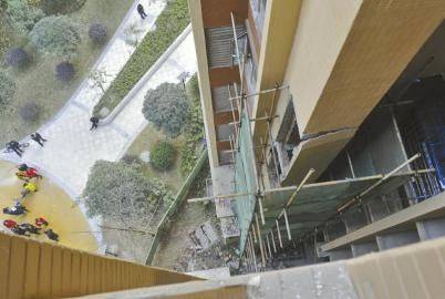 25层电梯公寓交房才两月 5楼一片墙垮了