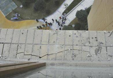 25层电梯公寓交房才两月 5楼一片墙垮了