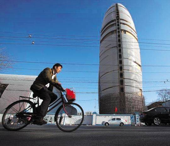 人民日报大楼脱掉之前的 土豪金 大衣