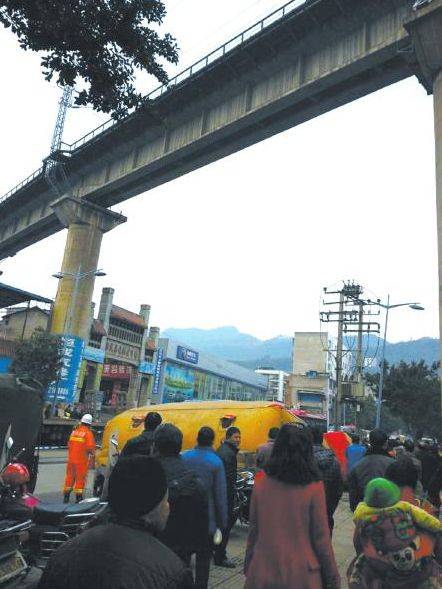 购房的苦闷 达州买房起纠纷渠县母子欲跳桥