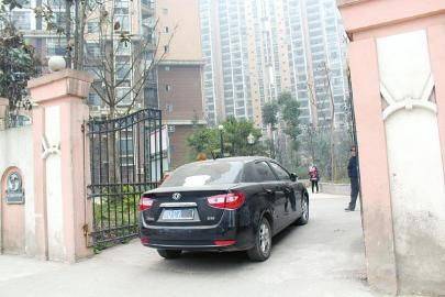 物管不愿开 方便之门 业主干脆 堵门 