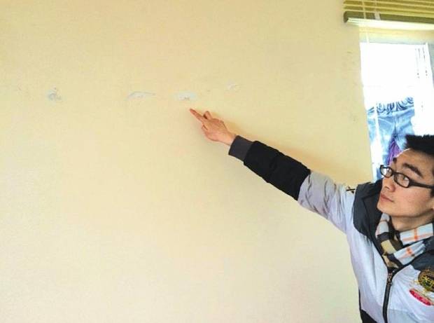 内江一楼盘新刷墙面频掉漆 都怪外墙防水没做好