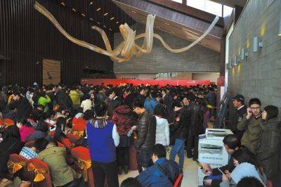 北京一楼盘每平米降价3000元销售引千人抢购,资讯网址:www.028f.com/nei/news18_101829.html 北京一楼盘每平米降价3000元销售引千人抢购