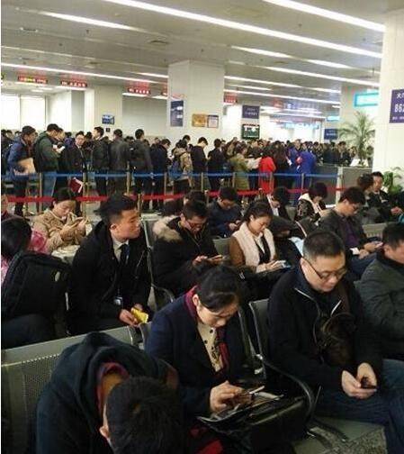 都是谣言惹祸 成都市民连夜排队过户房产