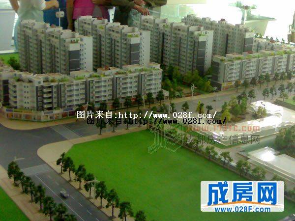 长融一代天骄小区环境,点击放大